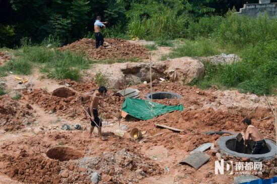 工人将建筑工具撤离工地。 工人将建筑工具撤离工地。