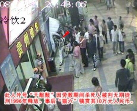 图:“干敲敲”撕除澄清布标 图:“干敲敲”撕除澄清布标
