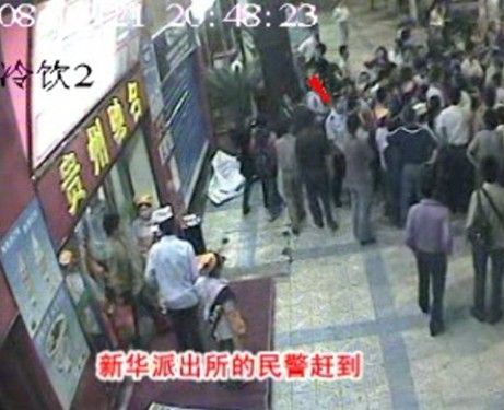 图:新华派出所民警赶到 图:新华派出所民警赶到