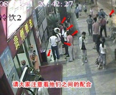 图:人员聚集,“猫六”胡祖权作势走远 图:人员聚集,“猫六”胡祖权作势走远
