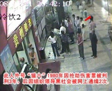 图:街边车上陆续下来两人:“王老七”与亿万富豪胡祖权 图:街边车上陆续下来两人:“王老七”与亿万富豪胡祖权