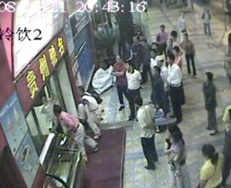 图:“干敲敲”掀店门口的粥柜 图:“干敲敲”掀店门口的粥柜