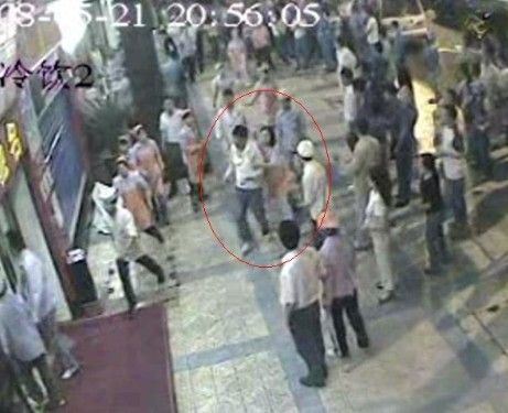 图:头破血流的胡国忠被救回 图:头破血流的胡国忠被救回