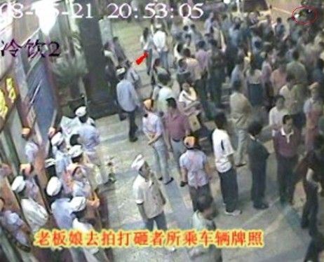 图:老板娘庞某前去拍摄奔驰车牌,红圈处即为奔驰车所在 图:老板娘庞某前去拍摄奔驰车牌,红圈处即为奔驰车所在