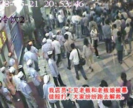 图:员工从店内冲出 图:员工从店内冲出