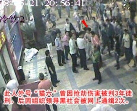 图:猫六胡祖权赤裸上身再度冲到店门前 图:猫六胡祖权赤裸上身再度冲到店门前