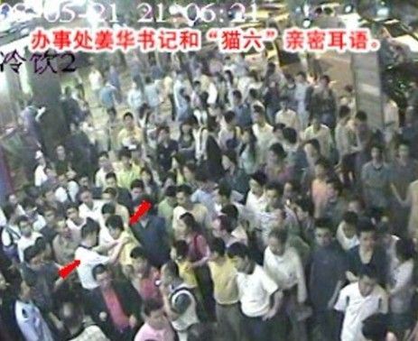 图:姜书记与胡祖权勾肩搭背 图:姜书记与胡祖权勾肩搭背