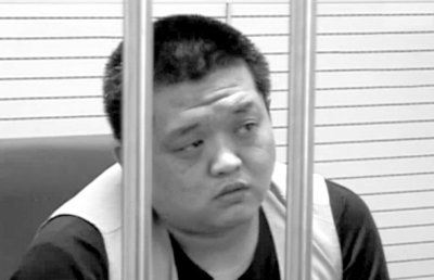 陈云接受办案人员讯问。视频截图登录手机应用平台,免费下载并使用“云拍”,拍摄图片观看视频。