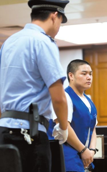 蒋宏亮(左)和张中儒被带进法庭。京华时报记者蒲东峰摄