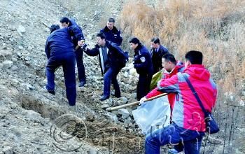 　　民警寻找受害者尸体。　图片由警方提供