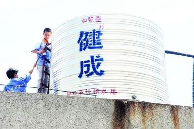 武汉供水问题爆发 市民:接一夜水才洗个澡