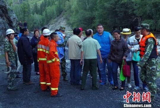 图为新疆博乐市一森林公园内突发山洪,消防等救援人员进行救援。 袁祥建 摄 图为新疆博乐市一森林公园内突发山洪,消防等救援人员进行救援。 袁祥建 摄