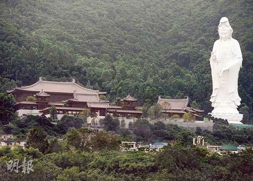 李嘉诚捐款10亿元兴建的慈山寺位于大埔汀角,寺内竖立全球第二高的户外观音像 明报图 李嘉诚捐款10亿元兴建的慈山寺位于大埔汀角,寺内竖立全球第二高的户外观音像 明报图