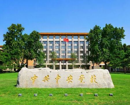 雕塑是无声的教材。中共中央党校树立《总设计师邓小平》塑像,就是希望来中央党校学习的领导干部铭记历史使命,学习邓小平同志对共产主义远大理想和中国特色社会主义信念无比坚定的崇高品格,学习他对人民无比热爱的伟大情怀,学习他始终坚持实事求是的理论品质,学习他不断开拓创新的政治勇气,学习他高瞻远瞩的战略思维,学习他坦荡无私的博大胸襟 中新社发 王保胜 摄 雕塑是无声的教材。中共中央党校树立《总设计师邓小平》塑像,就是希望来中央党校学习的领导干部铭记历史使命,学习邓小平同志对共产主义远大理想和中国特色社会主义信念无比坚定的崇高品格,学习他对人民无比热爱的伟大情怀,学习他始终坚持实事求是的理论品质,学习他不断开拓创新的政治勇气,学习他高瞻远瞩的战略思维,学习他坦荡无私的博大胸襟 中新社发 王保胜 摄