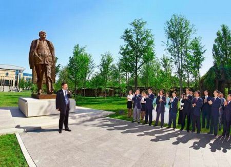 中共中央党校常务副校长何毅亭在《总设计师邓小平》铜像揭幕仪式上致辞 中新社发 王保胜 摄 中共中央党校常务副校长何毅亭在《总设计师邓小平》铜像揭幕仪式上致辞 中新社发 王保胜 摄