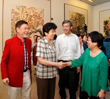 中国文联党组书记、副主席赵实,为何水法“拥抱中华、追寻梦想”,传承中华优秀传统文化,弘扬正能量,在艺术实践中取得巨大成就,向何水法及夫人严杏仙表示祝贺 中新社发 王保胜 摄 中国文联党组书记、副主席赵实,为何水法“拥抱中华、追寻梦想”,传承中华优秀传统文化,弘扬正能量,在艺术实践中取得巨大成就,向何水法及夫人严杏仙表示祝贺 中新社发 王保胜 摄