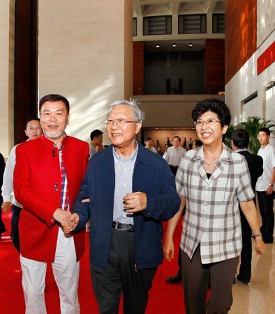 第十一届全国人大常委会副委员长路甬祥,中国文联党组书记、副主席赵实在全国政协委员、中国美术家协会理事、浙江省美术家协会副主席何水法的陪同下走进展览现场 中新社发 王保胜 摄 第十一届全国人大常委会副委员长路甬祥,中国文联党组书记、副主席赵实在全国政协委员、中国美术家协会理事、浙江省美术家协会副主席何水法的陪同下走进展览现场 中新社发 王保胜 摄