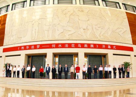 全国政协副主席、全国政协书画室主任马飚,第十一届全国人大常委会副委员长路甬祥,第十届全国政协副主席张克辉,中国文联党组书记、副主席赵实,全国政协常委、中国文联原党组书记胡振民,全国政协副秘书长张秋俭,文化部原副部长、中国艺术研究院院长王文章,中国文联副主席、中国美协主席刘大为,中国美术馆馆长、中国美协副主席吴为山,中国国家博物馆馆长吕章申,浙江省文联党组书记田宇原,中国美协理事、中国文联美术艺术中心主任丁杰等各界领导出席开幕式 中新社发 王保胜 摄 全国政协副主席、全国政协书画室主任马飚,第十一届全国人大常委会副委员长路甬祥,第十届全国政协副主席张克辉,中国文联党组书记、副主席赵实,全国政协常委、中国文联原党组书记胡振民,全国政协副秘书长张秋俭,文化部原副部长、中国艺术研究院院长王文章,中国文联副主席、中国美协主席刘大为,中国美术馆馆长、中国美协副主席吴为山,中国国家博物馆馆长吕章申,浙江省文联党组书记田宇原,中国美协理事、中国文联美术艺术中心主任丁杰等各界领导出席开幕式 中新社发 王保胜 摄