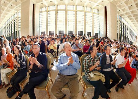中国文联荣誉委员李牧,中国美术家协会理事、中国书法家协会理事李荣海,中国美术家协会理论委员会副主任、中国美术馆研究馆员刘曦林等领导及艺术家嘉宾千余人出席开幕式 中新社发 王保胜 摄 中国文联荣誉委员李牧,中国美术家协会理事、中国书法家协会理事李荣海,中国美术家协会理论委员会副主任、中国美术馆研究馆员刘曦林等领导及艺术家嘉宾千余人出席开幕式 中新社发 王保胜 摄