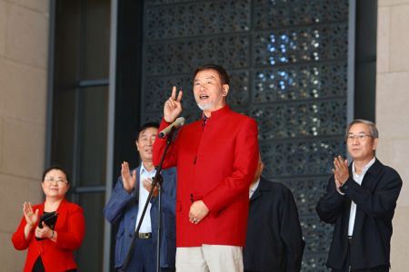 全国政协委员、中国美术家协会理事、浙江省美术家协会副主席何水法在开幕式上致辞 中新社发 王保胜 摄 全国政协委员、中国美术家协会理事、浙江省美术家协会副主席何水法在开幕式上致辞 中新社发 王保胜 摄