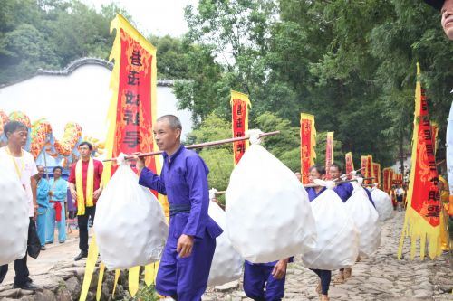 图为 2017香菇始祖吴三公朝圣大典仪式现场（中国经济导报、中国发展网；沈继平、沈贞海 摄 ）