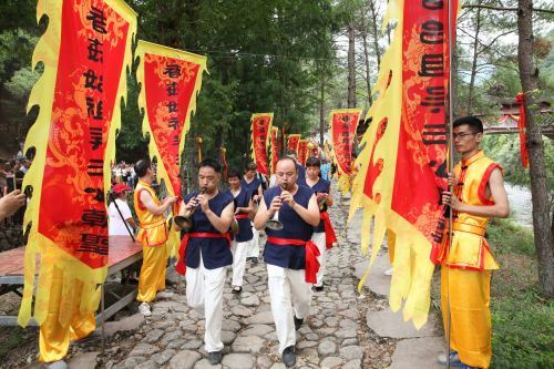 图为2017香菇始祖吴三公朝圣大典仪式现场（中国经济导报、中国发展网 ； 沈继平、沈贞海 摄）