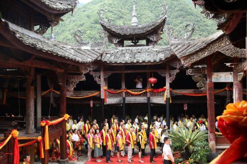 图为2017香菇始祖吴三公朝圣大典仪式现场（中国经济导报、中国发展网； 沈继平、沈贞海 摄）