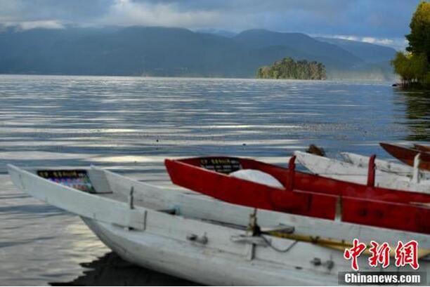 金秋十月泸沽湖晨曦景色美轮美奂 金秋十月泸沽湖晨曦景色美轮美奂