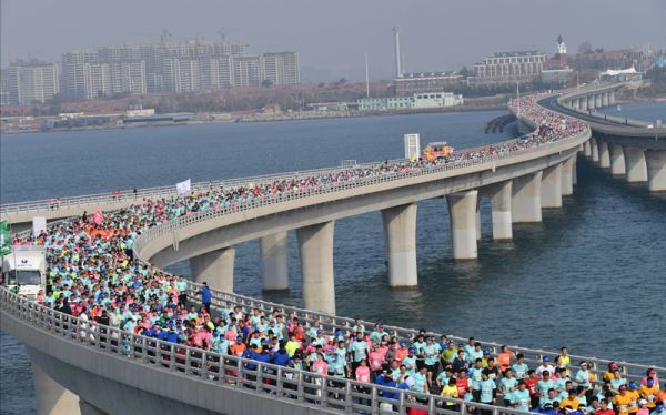 青岛“海马”，17000名跑友跨海逐浪