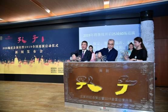 王洪波总站左，魏银久站中，中演演出院线发展有限责任公司 执行董事、总经理张利站右
