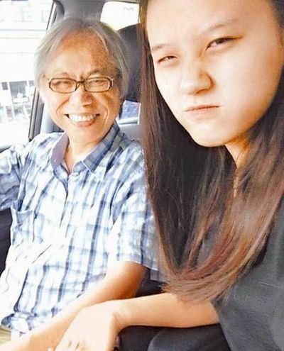57岁作词人晒与17岁女友甜蜜合照：沉默的爱（图）