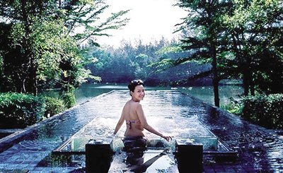 郑中基晒二婚娇妻裸背泳装照摄影技术被称赞(图)