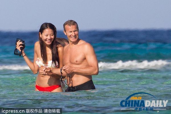 罗紫琳丢工作似无恙 与富豪男友开心戏水