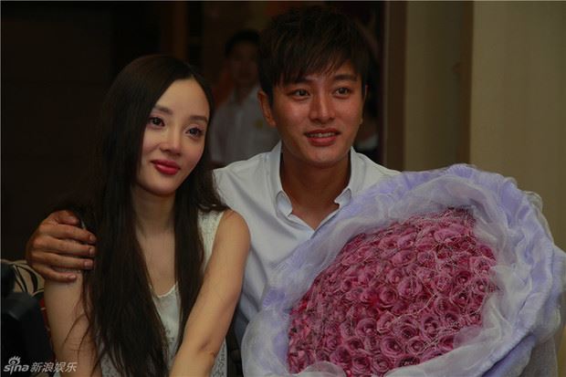 李小璐贾乃亮庆结婚周年曝内场图 幸福拥吻落泪