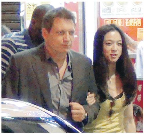 汤唯开工挽外籍男演员手臂沿途有说有笑轻松(图)