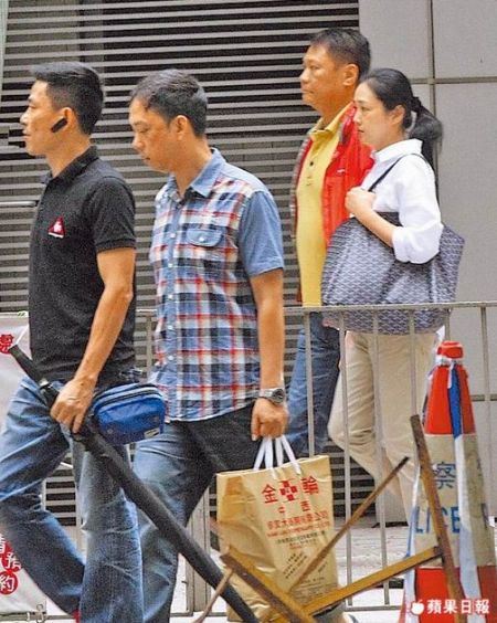 三名保镖护驾拎大袋药