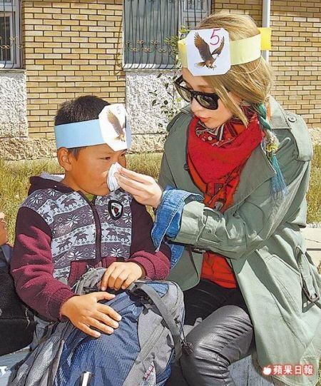 萧亚轩认领6岁贫困男童 送香吻母爱泛滥(图)