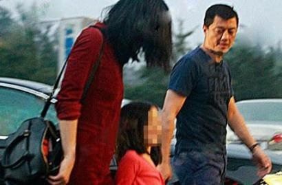 王菲李亚鹏离婚后仍同行聚餐 携女儿庆中秋佳节