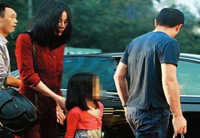王菲李亚鹏离婚后仍同行聚餐 携女儿庆中秋佳节