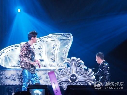 甄子丹为周杰伦弹钢琴耍双截棍 粉丝直呼过