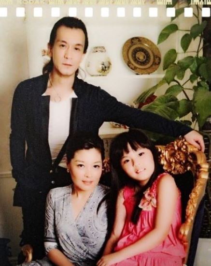 李咏哈文结婚21周年纪念 晒三口全家福甜蜜示爱