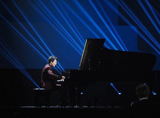 朗朗加冕全英古典音乐奖 现场演奏琴音响彻英伦