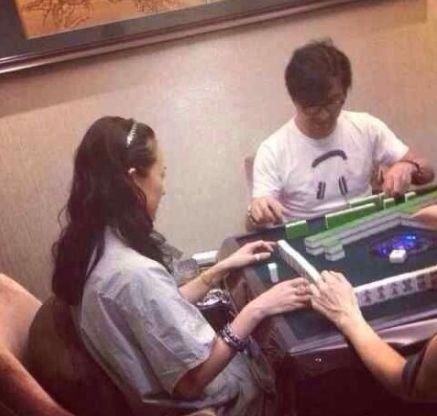 章子怡汪峰被曝同机赴美 合盖毛毯秀亲密