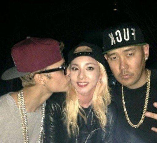 贾斯汀·比伯与韩星聚餐 亲吻2NE1成员脸颊(图)