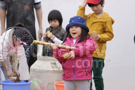 李湘对王诗龄下禁吃令 王岳伦许愿女儿变苗条