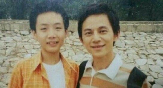 网曝何炅11年前旧照对比 众人齐赞不老容颜