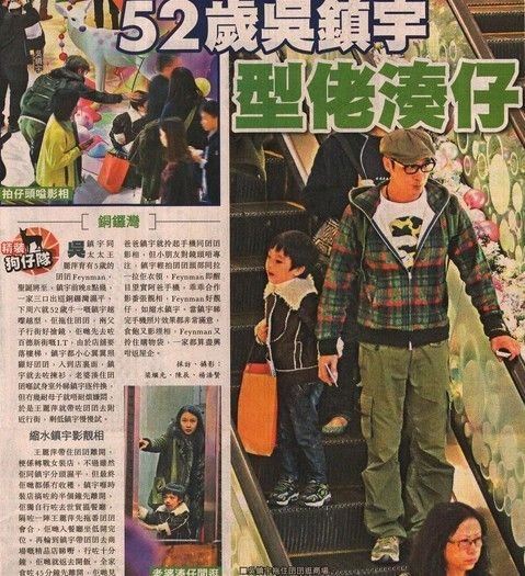 52岁吴镇宇携带全家逛街 5岁儿子帅气抢镜