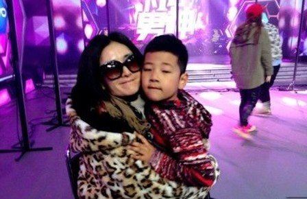 谢娜热拥石头“姐弟情深” 网友催生欲造子
