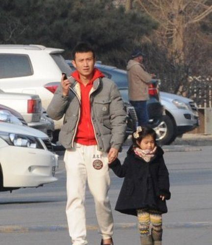 文章自曝已休产假陪妻子待产 盼二胎生女儿