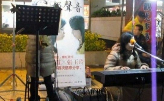 好声音选手街边驻唱 被葱油饼摊老板驱赶